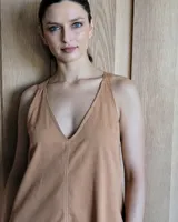 Vestido largo azul melange de corte imperio, con escote en V y breteles finos. Presenta tajo lateral en la falda.