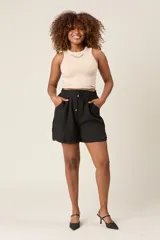 Short negro de tela texturizada con cintura elástica y cordón ajustable.