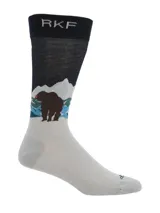 Medias de caña alta confeccionadas en bambú y spandex, con diseño estampado de un oso en un paisaje montañoso y el logo de la marca RKF en el puño elástico.