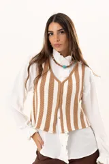 Chaleco tejido a rayas beige y blanco, con escote en V y cierre con ganchitos.