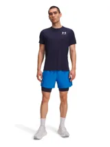 Shorts deportivos Under Armour 2 en 1, compuestos por un short exterior ligero de color azul y un short de compresión interior integrado de color azul marino. Presenta cintura elástica con cordón, bolsillos laterales y logotipo reflectante.