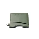 Billetera vertical de cuero genuino en color verde militar con bolsillo elástico estampado con patrón topográfico. Incluye protección RFID y argolla lateral.