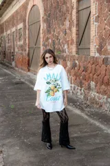 Remerón blanco de mangas cortas con estampa frontal de limones, flores y texto "Amalfi Coast Italia".