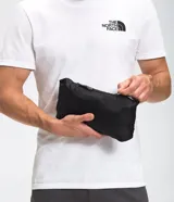 Campera impermeable negra con capucha ajustable, cierre frontal con solapa y bolsillos laterales con cierre.