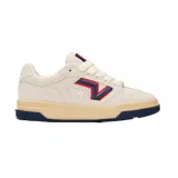 Championes Vans modelo Upland VNTG de estilo retro. Presentan una capellada de gamuza en color crema, con el icónico logo lateral en azul marino y detalles en rojo. Cuentan con una suela de plataforma en tono beige y una base de goma en azul marino, ofreciendo un diseño inspirado en el skate de los años 90.