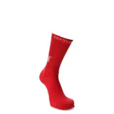 Medias deportivas de caña media color rojo, con tecnología antideslizante en la planta del pie y detalle de logo bordado en el lateral.