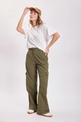 Pantalón casual cargo verde militar, de corte recto y tiro alto, con bolsillos laterales y bolsillos cargo en los muslos.