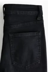 Jean skinny de tiro alto con diseño de cinco bolsillos, confeccionado en denim con leve elasticidad, corte ajustado desde la cintura hasta el bajo.