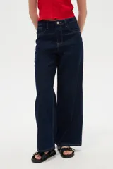 Pantalón jean azul oscuro, de tiro alto y corte ancho, con bolsillos y pespuntes en tono contrastante.