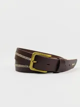 Cinto de cuero marrón con hebilla metálica dorada y costuras decorativas en hilo color crudo.