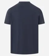 Remera azul marino de algodón con cuello redondo y manga corta. Estampa localizada en el frente con temática resort club y silla de playa.