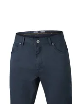 Pantalón de gabardina de corte recto y tiro medio, con diseño clásico de cinco bolsillos, cierre de botón y cremallera.