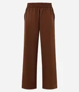 Pantalón sastre de corte wide leg en tejido crepé color marrón chocolate. Presenta una silueta recta y fluida, con cintura elástica y lazo ajustable para un calce cómodo.