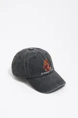 Gorra de algodón color negro con efecto gastado, visera curva y detalle de bordado frontal de un perro dachshund con el logo de Bimba y Lola.