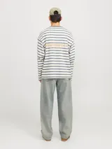 Jean celeste de corte relajado y estilo urbano, con tiro alto y cinco bolsillos. El fit baggy ofrece amplitud en muslos, rodillas y botamanga. Acabado stonewash que le da un aspecto desgastado y vintage.