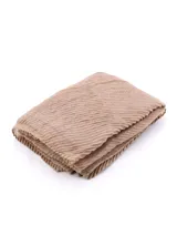 Bufanda rectangular color beige con textura acanalada.