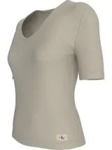 Remera color beige de corte slim, con cuello en V y mangas cortas. Tejido de punto de algodón elástico con textura de canalé.