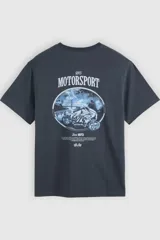 Remera Levi's de corte relajado, color azul marino, de manga corta y cuello redondo, con pequeño estampado gráfico en el pecho con el logo de la marca.