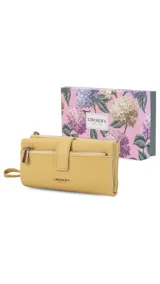 Billetera Lincoln's de mujer en color negro, confeccionada en símil cuero con textura granulada. Presenta un diseño rectangular con cierre de broche, bolsillo frontal con cierre metálico, correa de mano extraíble y logo de la marca grabado en el frente.