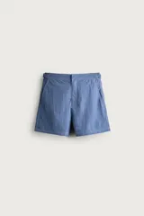 Short de baño azul con pespuntes en contraste, bolsillos frontales, cintura ajustable con trabillas laterales y cierre frontal.