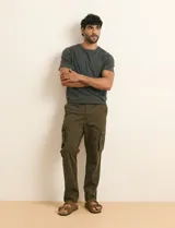 Pantalón cargo color verde militar, de corte recto, con bolsillos laterales con fuelle, bolsillos delanteros inclinados y bolsillos traseros.