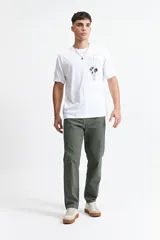 Remera blanca de manga corta con corte oversize y estampado con dibujos técnicos en el frente.