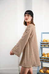 Vestido corto a rayas horizontales color verde y blanco, de corte amplio y mangas acampanadas.