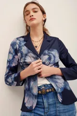 Saco de sastre azul marino con estampado floral en tonos celestes y rosados, con solapas y cierre frontal de un botón.