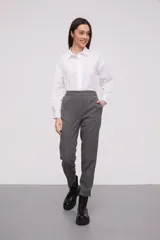 Pantalón gris a rayas verticales, de corte recto y tiro alto.