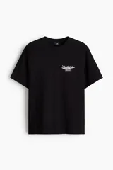 Remera de algodón negra con cuello redondo y diseño de estampado tipográfico en el pecho, corte holgado.