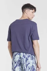 T-shirt de hombre color azul marino, de manga corta, cuello redondo y bolsillo en el pecho.