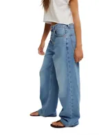 Jean azul claro de corte relajado, tiro alto y cierre frontal con múltiples botones.