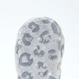 Pantuflas de tela suave con diseño de estampado animal print en tonos grises y blancos, forradas en su interior con material afelpado.
