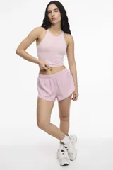 Short deportivo color rosa claro con cintura elastizada y calza interna con bolsillo.