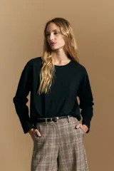 Remera de manga larga con calce relajado y cuello redondo, confeccionada en algodón de silueta limpia y versátil.