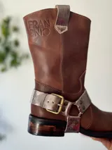 Bota de cuero marrón con estribo desmontable plateado.