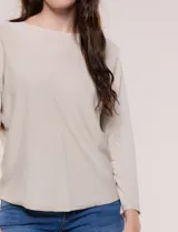 Buzo tejido liviano de calce holgado color celeste, con escote bote y mangas tipo dolman.
