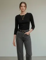 Remera de manga tres cuartos, color negro, confeccionada en modal, con cuello redondo ajustado a la base.