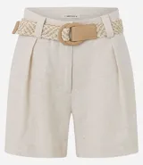 Short recto de cintura alta color crudo, confeccionado en viscolino, con trabillas en la cintura, pliegues y cierre tradicional. Incluye cinturón de rafia artificial con hebillas de argollas.