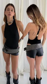Body negro de diseño minimalista con cuello alto y espalda ultra escotada. Confeccionado en tela elastizada que se adapta al cuerpo.