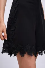 Bermuda negra con apliques de encaje en el ruedo.