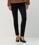 Pantalón skinny de mujer con pliegues delanteros y cintura estructurada, confeccionado en una mezcla de viscosa, poliamida y elastano.