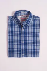 Camisa de manga corta con diseño a cuadros en tonos azules y grises, corte slim fit, cuello clásico y cierre frontal con botones. Presenta un logo bordado en el pecho.