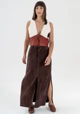 Falda larga marrón de gamuza con tajo frontal.