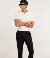 Pantalón slim de sarga color beige para hombre, con cintura con trabillas, cierre tradicional y bolsillos laterales y traseros.