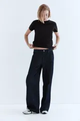 Remera negra de punto de algodón tupido con cuello redondo ribeteado acanalado.