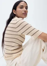 Jersey de punto fino con textura acanalada, diseño a rayas horizontales, cuello perkins y mangas tres cuartos.