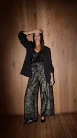 Blazer rojo con forro, de corte clásico y mangas 3/4.