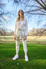 Pantalón de jogging color beige con efecto batik, confeccionado en tejido rústico. Presenta bolsillos diagonales laterales, cintura y botamanga con puño, y detalle bordado de la marca en el bolsillo.