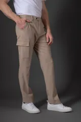 Pantalón cargo color beige con bolsillos laterales y corte recto.